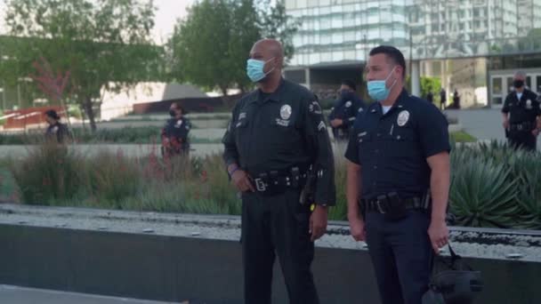 Két Rendőrtiszt Áll Készenlétben Egy Blm Tüntetésen Belvárosi Rendőrkapitányság Előtt — Stock videók