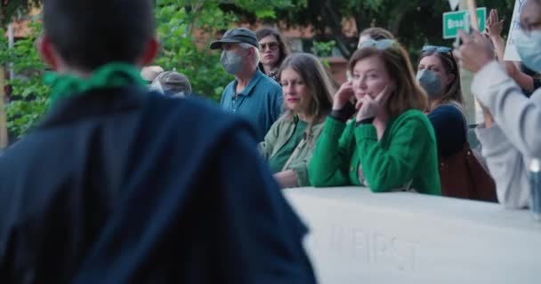 Mulheres Verde Assistem Multidão Protesto Direitos Aborto Centro Cidade — Vídeo de Stock