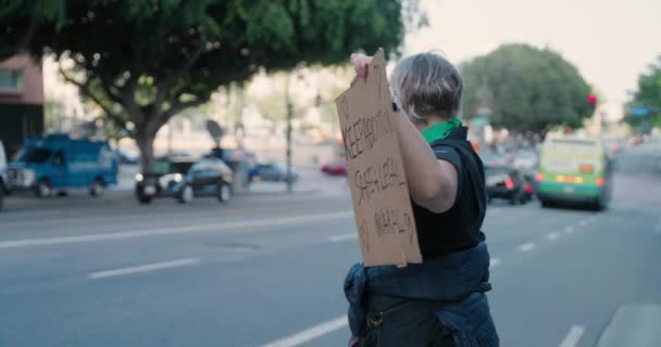 Uma Mulher Branca Ergue Sinal Pró Escolha Num Protesto Direitos — Vídeo de Stock