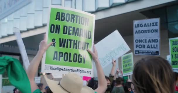 Manifestantes Levantam Sinais Pró Escolha Protesto Direitos Aborto Centro Cidade — Vídeo de Stock