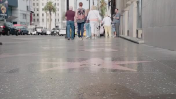 Niski Anielski Ujęcie Tłum Anonimowych Ludzi Spacerujących Ruchliwej Ulicy Miasta — Wideo stockowe