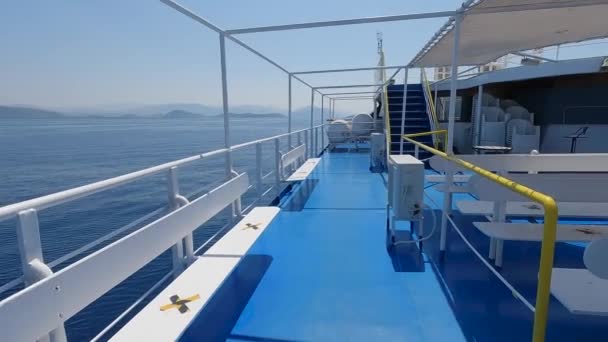 Ferryboot Rustige Wateren Buurt Van Eilanden Passagierswandelstandpunt — Stockvideo