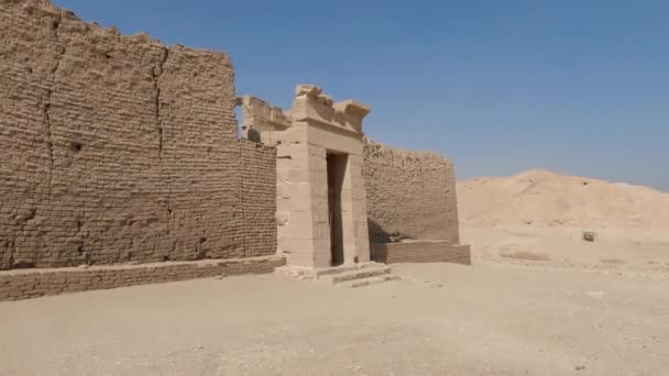 Vstup Deir Medina Pevnostní Zdí Egyptě Modrá Obloha Léto — Stock video