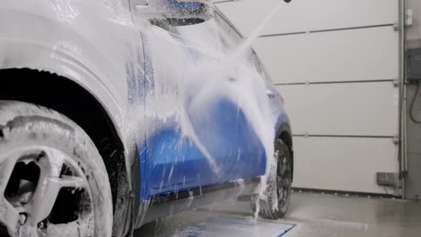 Orang Yang Mencuci Mobil Baru Garasi Dengan Tombak Setelah Mencucinya — Stok Video