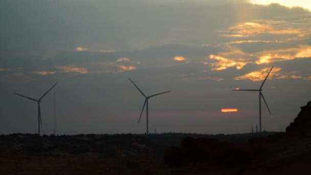 风力涡轮机的轮廓在落日的天空中与云彩一起旋转 静态的 — 图库视频影像