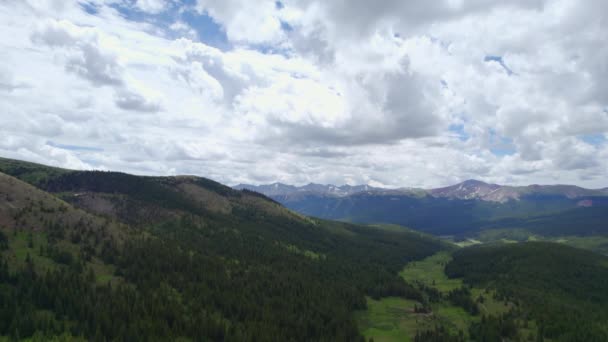 美丽的夏日 白云覆盖的宁静宜人的高山高山山谷景 高清空降无人机 — 图库视频影像