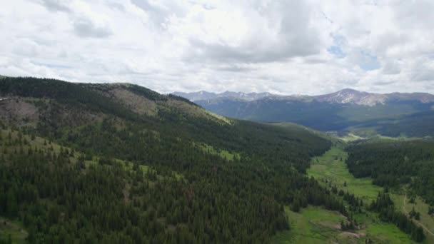 Aerial Drone Footage Peaceful Idyllic Alpine Forest Mountain Valley Landscape — Stock Video