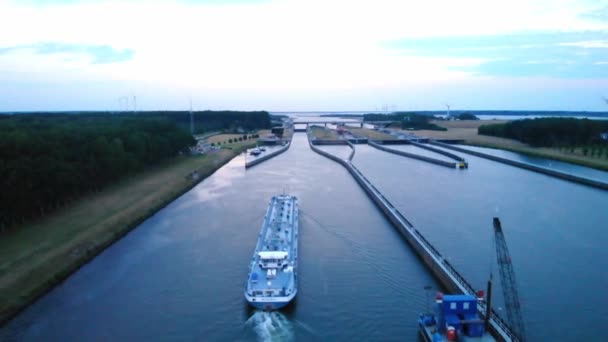 Minerva Liquid Tanker Ship Πλησιάζοντας Canal Lock Oude Maas Εναέρια — Αρχείο Βίντεο