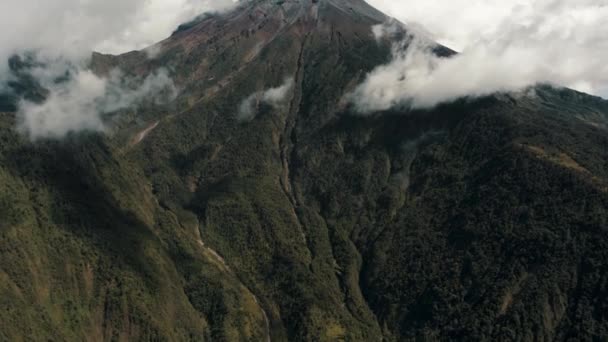 エクアドルのバオス アグア サンタの白い雲のトゥングラーフア火山 — ストック動画