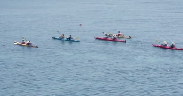 Lodě Veslování Vodní Sporty Turisté Středozemní Moře Oceán Santorini Řecko — Stock video