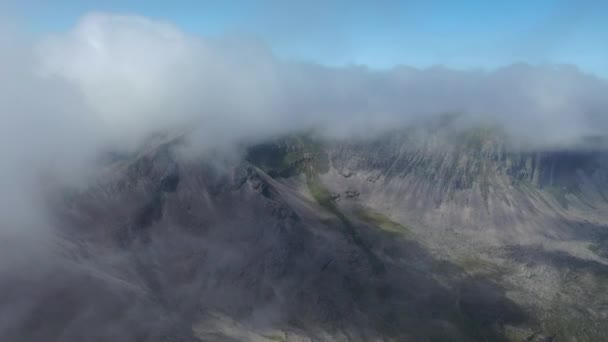 Egy Drónfelvétel Emberekről Skót Felföld Csúcsán Gyönyörű Táj Felhők Szórják — Stock videók