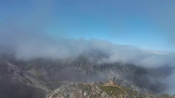 Een Drone Schot Schotse Hooglanden Van Mensen Bergtop Prachtig Landschap — Stockvideo