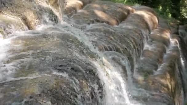 Primo Piano Bella Cascata Acqua Gradini Formazione Rocciosa Calcarea Cascata — Video Stock