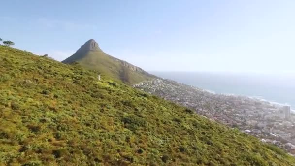 Pov Paragliding Ner För Sluttningarna Signal Hill Kapstaden Lejonhuvud Och — Stockvideo
