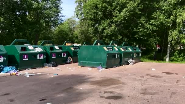 Papier Und Kunststoff Recyclingbehälter Die Mit Müll Gefüllt Sind Helfen — Stockvideo