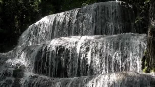 Schöne Kaskadenwasserfall Fast Symmetrische Felsen Tropfen Auf Sonnenlicht Und Schatten — Stockvideo