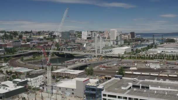 Plac Budowy Tower Crane Maszyna Pojazdami Jadąc Przez Most Kablowy — Wideo stockowe