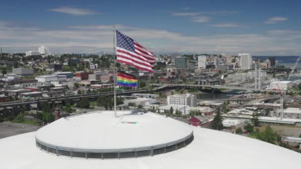 塔科马圆顶在华盛顿 美国与美国和Lgbtq国旗屋顶 侧向无人驾驶飞机射击 — 图库视频影像