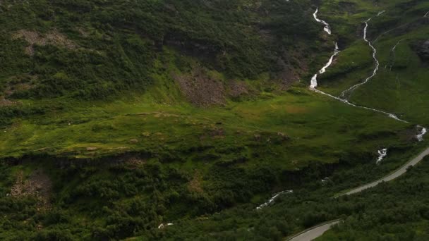 Luchtfoto Naar Een Oude Mossige Stad Geiranger Noorwegen — Stockvideo