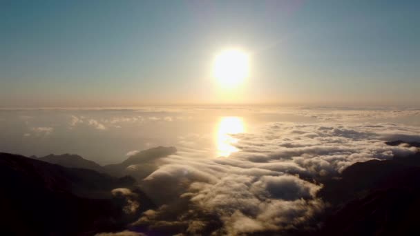 マデイラ島のピコ アリエイロの雲の上のドローン飛行 — ストック動画
