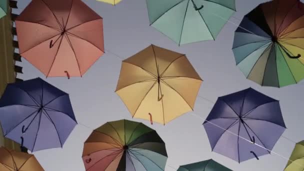 Потрясающие Абстрактные Кадры Цветных Зонтиков Висящих Улице Летним Солнцем — стоковое видео