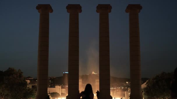 Vier Zuilen Bij Magische Fontein Barcelona — Stockvideo