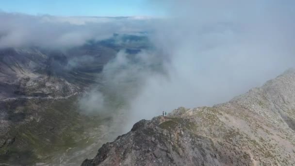 Een Drone Shot Van Mensen Een Piek Schotse Hooglanden Prachtige — Stockvideo