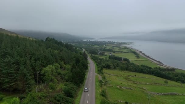 Ett Drönarskott Efter Bil Ner Till Ullapool Skottland Dimmig Dag — Stockvideo