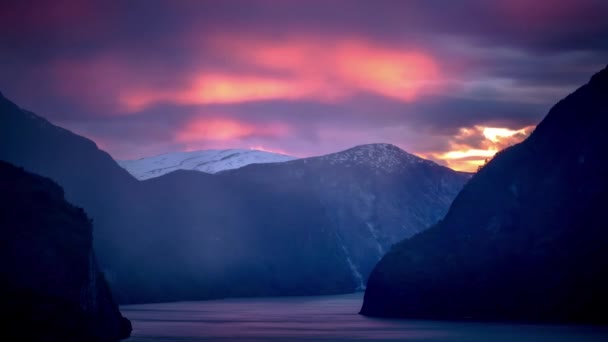 가파른 산비탈을 하늘을 가로질러 스칸디나비아의 안개낀 협만으로 돌진하고 — 비디오