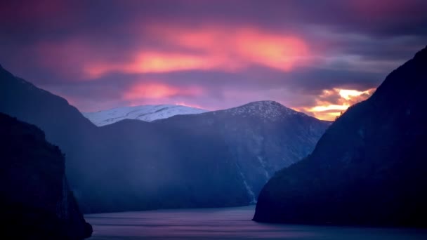 Brillantes Nubes Rosadas Púrpuras Atardecer Cruzan Cielo Sobre Empinadas Laderas — Vídeos de Stock