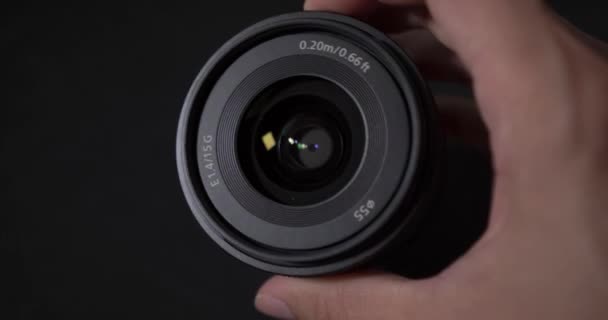 Přední Zadní Pohled Objektivy Sony Apsc 15Mm Černé Pozadí Odraz — Stock video