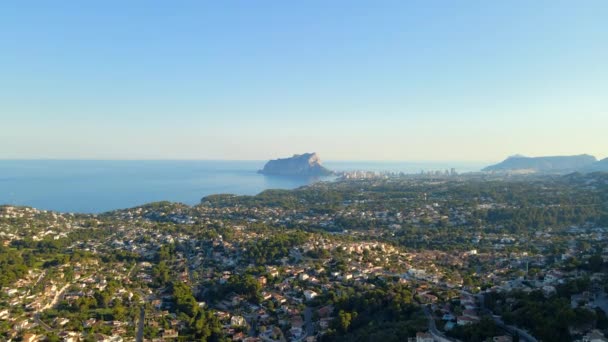 西班牙阿利坎特 科斯塔布兰卡背景中的Calpe Penon Ifach和周围地区的空中景观 — 图库视频影像