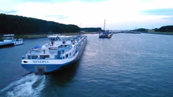 Minerva液舱船沿着Oude Maas航道经过 斯特恩周围的空中视差 — 图库视频影像