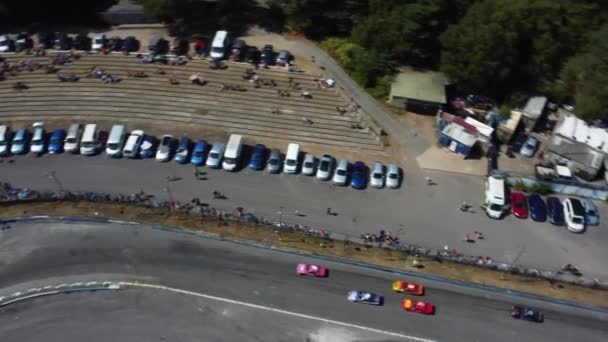 Coches Carreras Alrededor Una Pista Carreras Ovalada — Vídeos de Stock