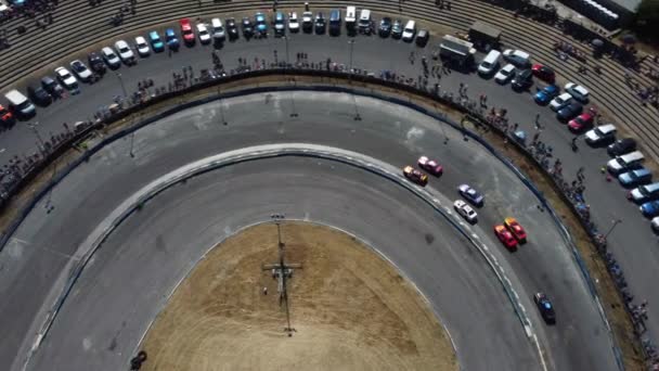 Carreras Coches Alrededor Circuito Ovalado Desde Arriba — Vídeo de stock