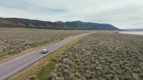 Aerial Lastbil Motorvägen Bredvid Scipio Lake Utah Framåt Landskapsbild — Stockvideo
