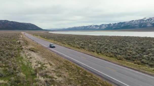 Aerial Lastebil Motorvei Ved Scipiosjøen Utah Bredt Panoramaslag – stockvideo