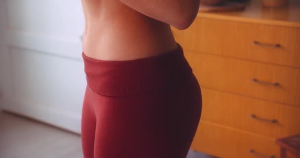 Atraktivní Ploché Břicho Žena Sobě Červené Jóga Kalhoty Připraven Cvičení — Stock video