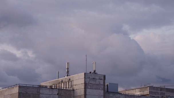 Décalage Temporel Des Antennes Télécommunication Sur Toit Bâtiment Gris Mouvements — Video