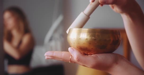 Закрыть Руки Женщине Помощью Тибетской Чаши Пения Расслабление Чакра Очищение — стоковое видео