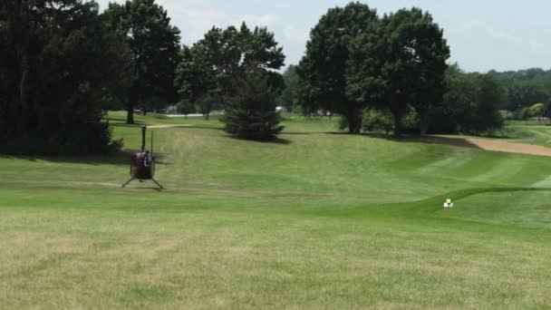 プライベートヘリコプターは晴れた日にゴルフ場の芝生から離陸します — ストック動画