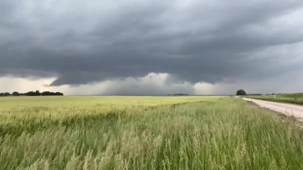 嵐の雲がカンザス州の田舎道で落雷で遠くに構築されます — ストック動画