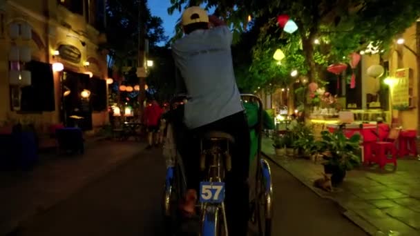 一个动态跟随镜头越南的一个自行车或也称为三轮自行车出租车 当他驾驶着自行车沿街行驶时 他开始呼叫潜在的乘客搭便车 — 图库视频影像