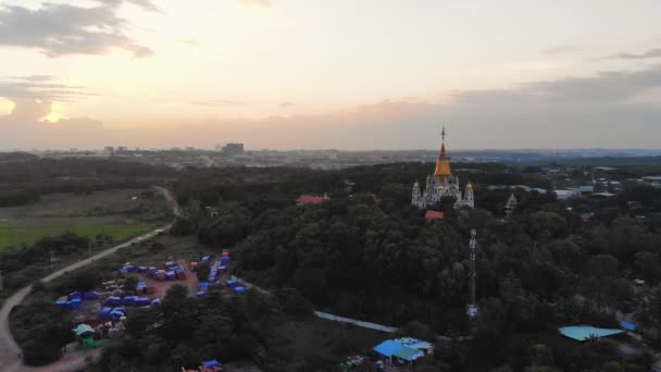 Ηλιοβασίλεμα Εναέρια Άποψη Του Μεγαλοπρεπώς Χρυσό Ναό Στο Chi Minh — Αρχείο Βίντεο