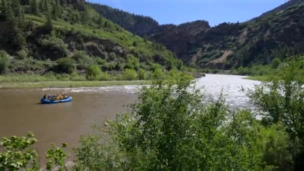 Μια Ομάδα Ανθρώπων Που Πλέουν Στον Ποταμό Κολοράντο Αργή Κίνηση — Αρχείο Βίντεο