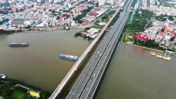 Duży Przepływ Ruchu Przez Most Saigon Mieście Chi Minh Antena — Wideo stockowe