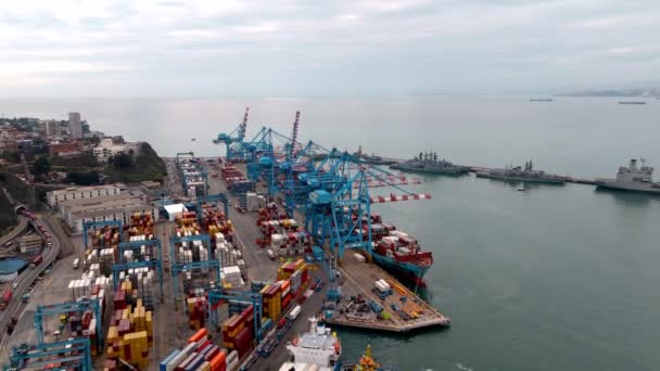 Luftaufnahme Hafen Valparaiso Bunte Frachtcontainer Ladestege Dolly Tag — Stockvideo