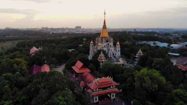 Drone Τόξο Αποκαλύπτει Εντυπωσιακά Χρυσό Ναό Buu Long Στη Σαϊγκόν — Αρχείο Βίντεο