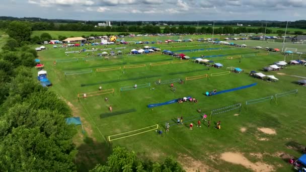 Breed Uitzicht Vanuit Lucht Enorme Gras Volleybal Toernooi Bomen Voorgrond — Stockvideo