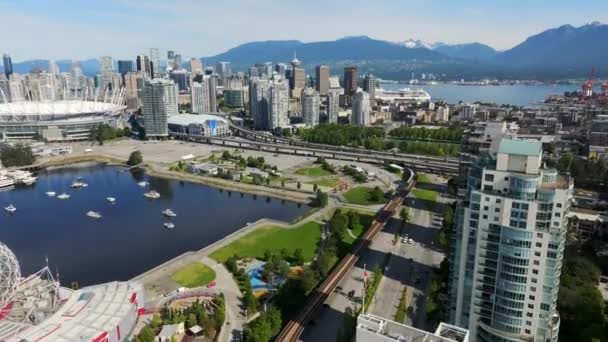 Place StadiumとDowntown VancouverスカイラインFrom Vancity Buildingカナダ 空中降下 — ストック動画